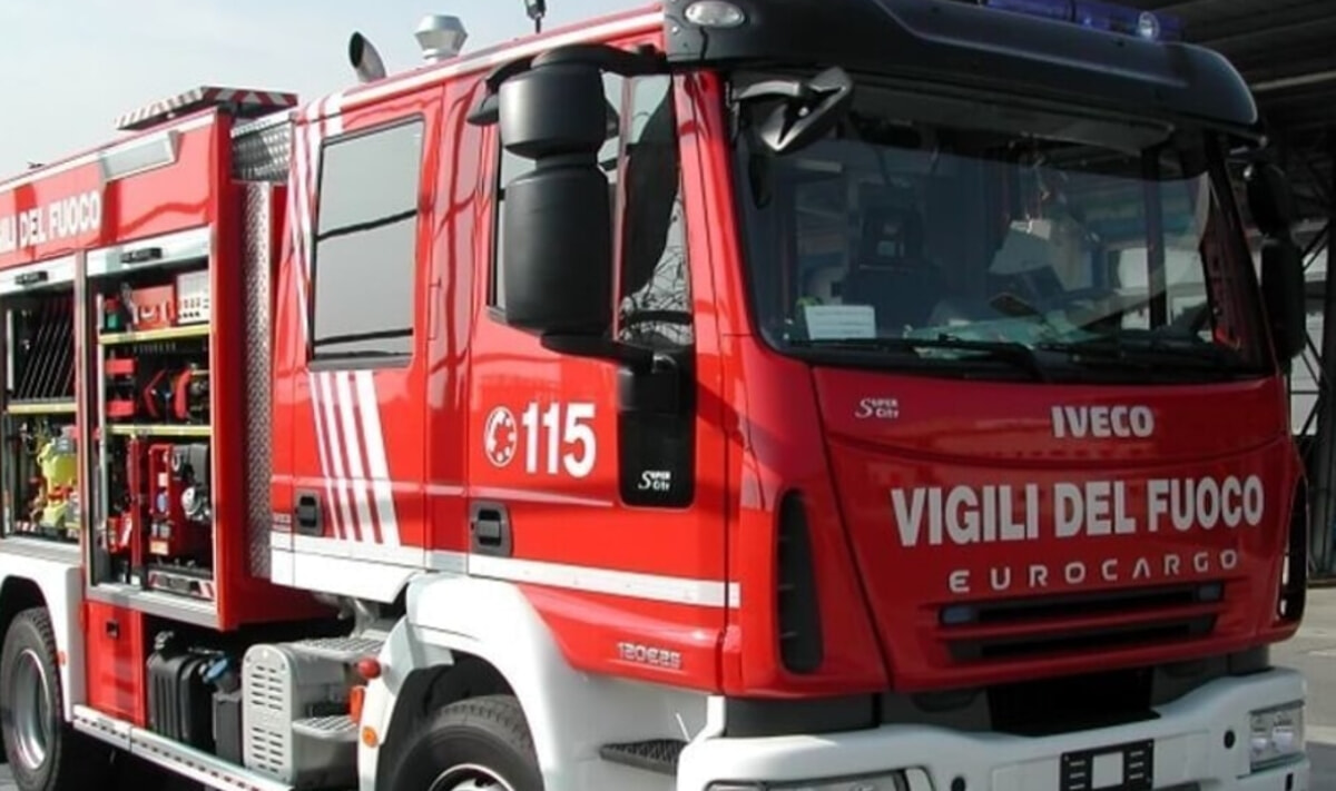 Incendio in viale Orazio Flacco, fiamme in un negozio: vigili del fuoco in azione - Bari