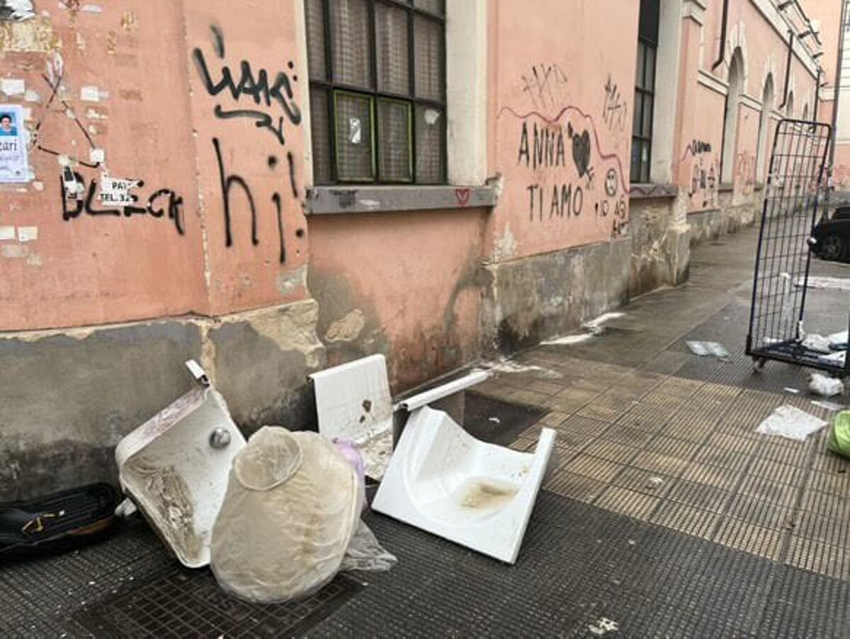 Immagine del post 4974 - Bari Sanitari, materassi e immondizia per strada: lo 'spettacolo' del degrado per le strade del Libertà - Bari