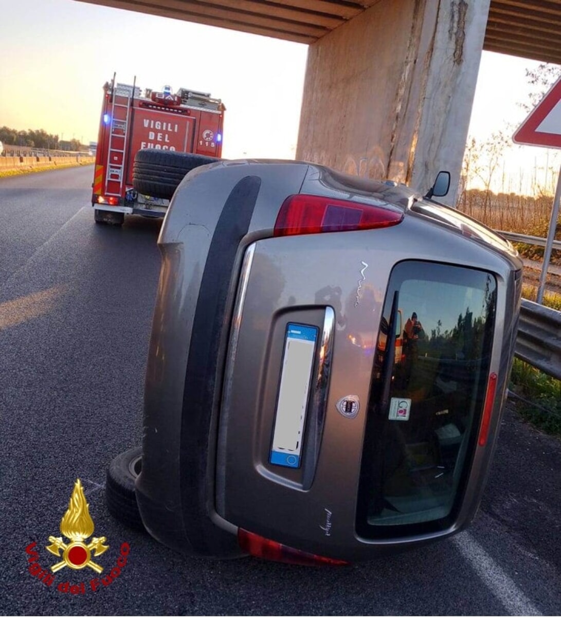 Auto si ribalta e poi abbandonata sulla Statale: rinvenuta 'coricata' sull'asfalto - Bari