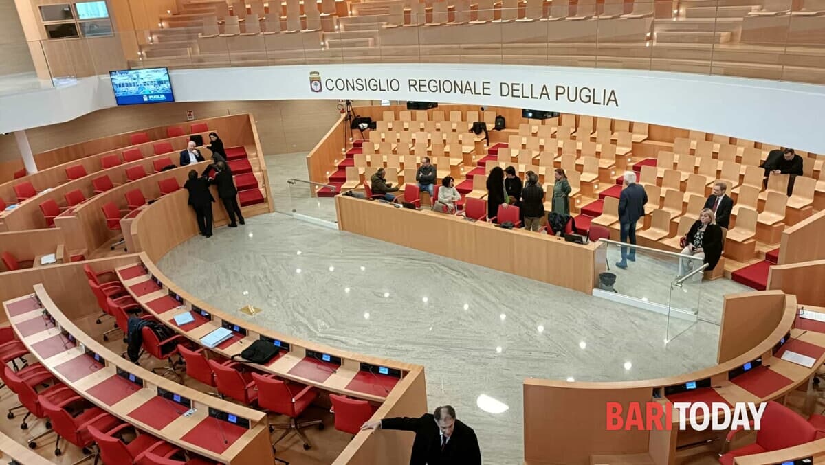 Esposto di Emiliano sulla legge di bilancio: il Consiglio regionale consegna documentazione in Procura - Bari