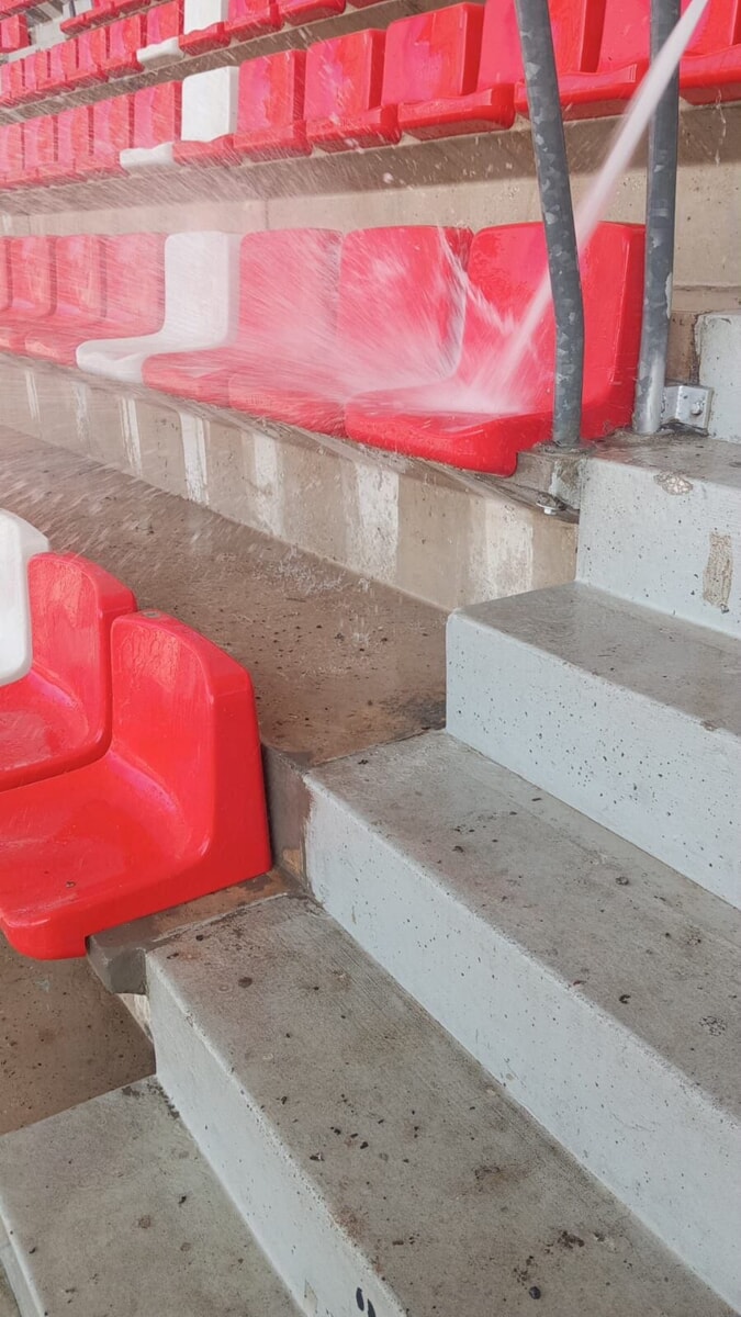 Seggiolini sporchi al San Nicola, interventi di pulizia straordinaria in corso - Bari