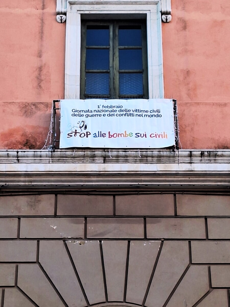 'Stop alle bombe sui civili', a Palazzo di Città uno striscione per la Giornata in ricordo delle vittime delle guerre - Bari