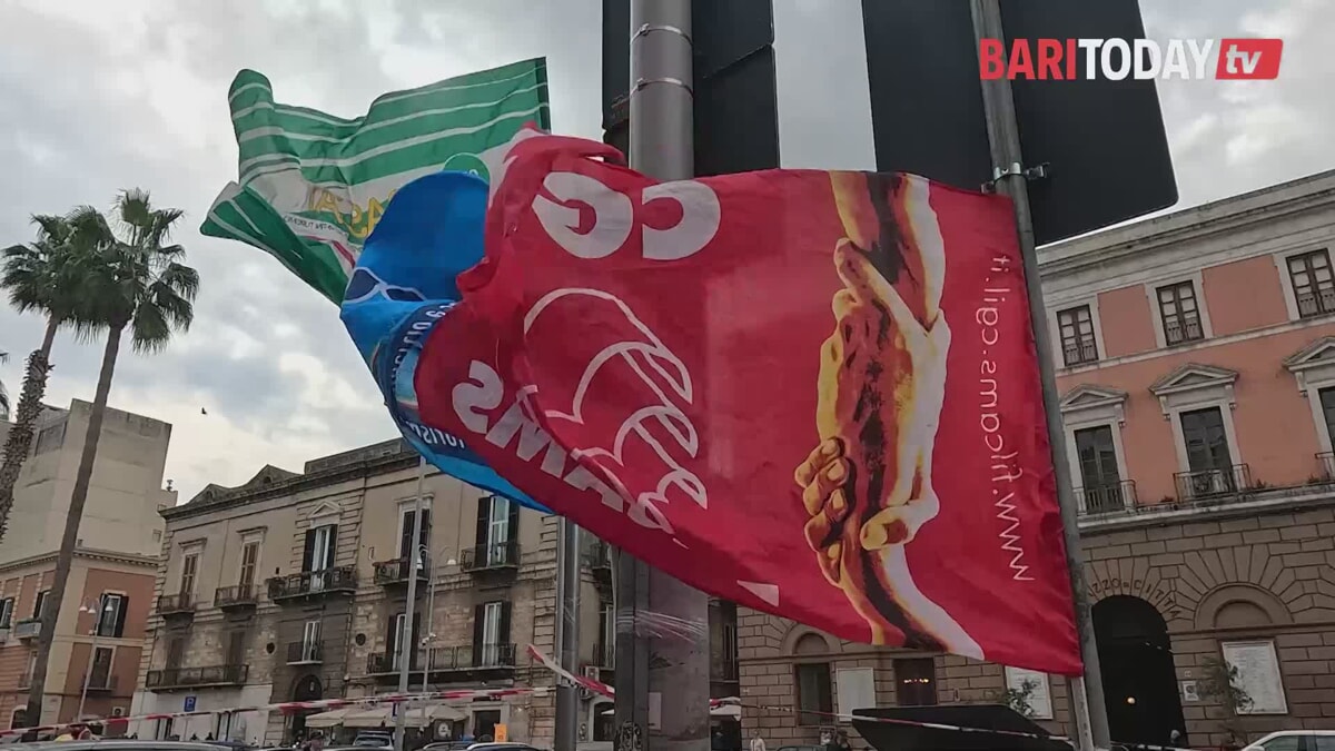 "Da mesi senza stipendio": i vigilanti armati della Pegaso security in sit-in davanti alla Prefettura - Bari