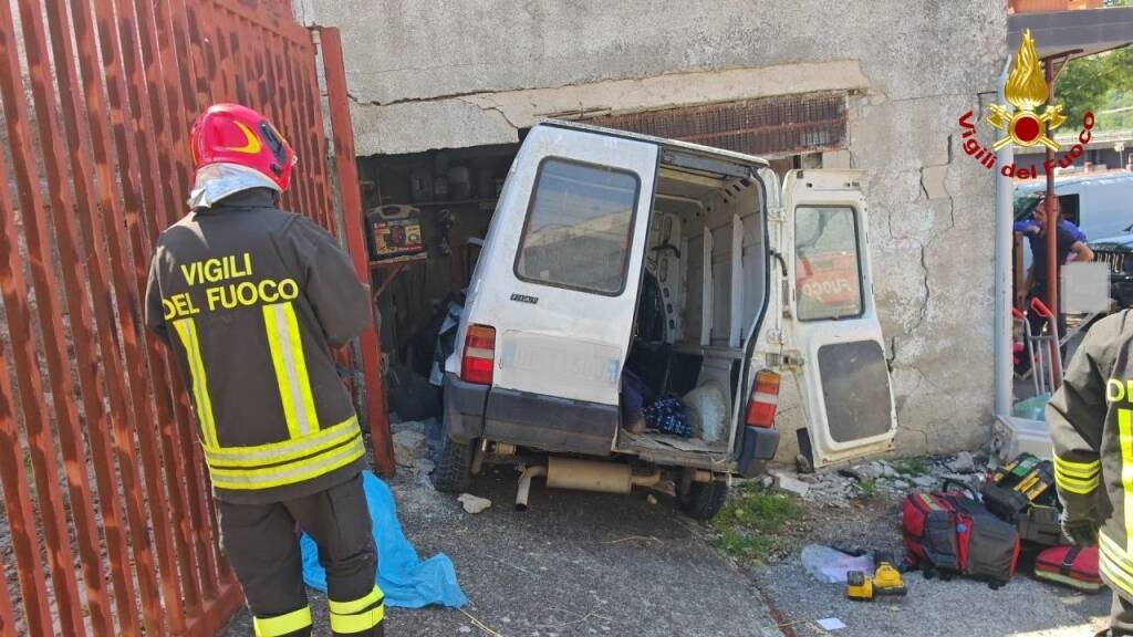 Immagine del post 21170 - Basilicata Sfondano un garage a bordo di un furgoncino, incidente a Muro Lucano - Basilicata