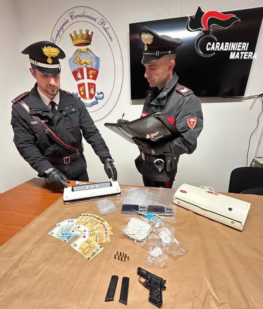 Immagine del post 13463 - Basilicata Nasconde droga e arma clandestina: 47enne arrestato a Scanzano Jonico - Basilicata