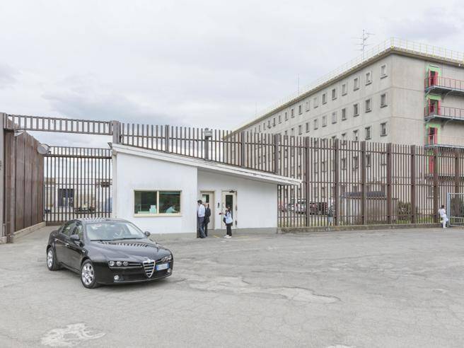 Immagine del post 9309 - Basilicata Condannato per la strage della discoteca esce dal carcere per laurearsi e fugge - Basilicata