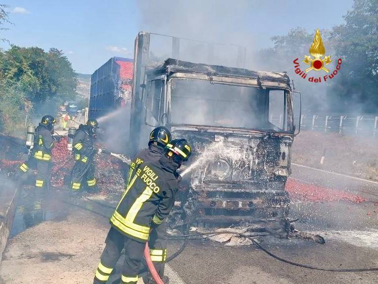 Immagine del post 10498 - Basilicata Autocarro in fiamme sul Raccordo Sicignano-Potenza - Basilicata