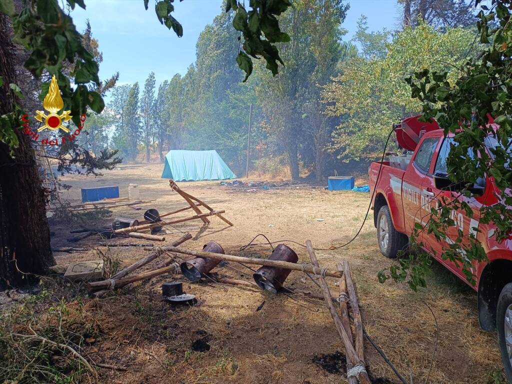 Incendio assedia campo scout a Matera - Basilicata