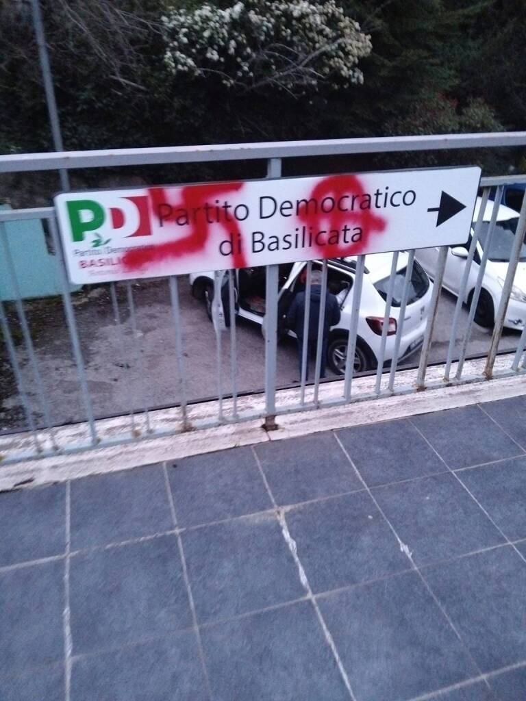 Atti vandalici alla sede del Pd Basilicata - Basilicata