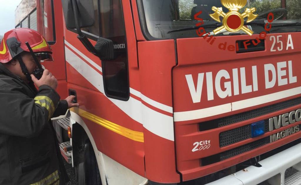 Incendio a Potenza vicino alla ferrovia: circolazione dei treni sospesa - Basilicata