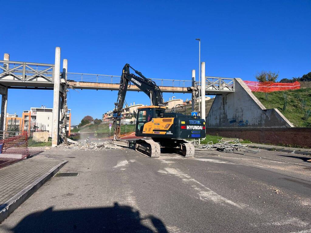 Matera, al via la demolizione del ponte pedonale danneggiato - Basilicata