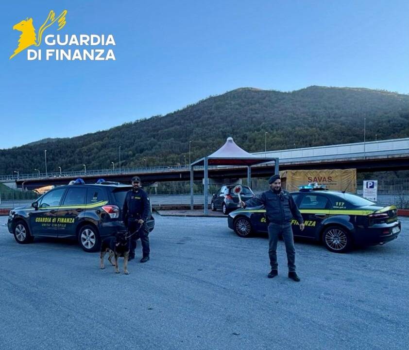 Immagine del post 17031 - Basilicata Nasconde un panetto di hashish nello zaino, 36enne arrestato a Lauria - Basilicata