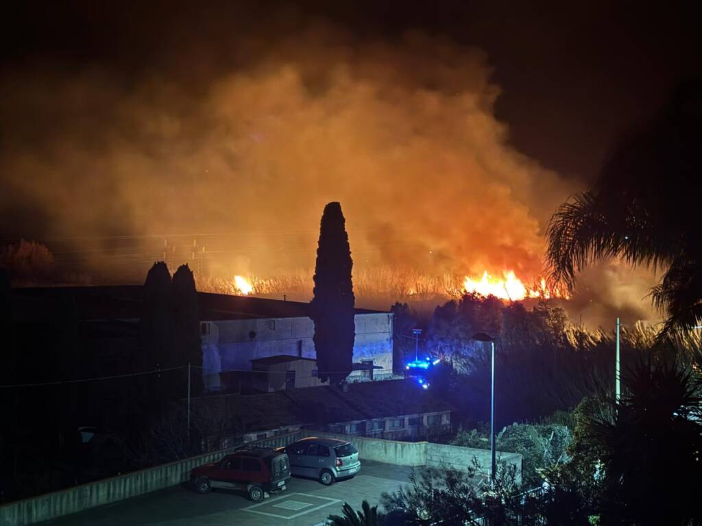 Immagine del post 3530 - Basilicata Incendio all’ex Pamafi di Maratea: stop alla circolazione dei treni - Basilicata