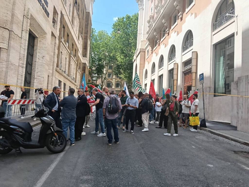 Immagine del post 24924 - Basilicata CallMat, licenziamento per tutti i lavoratori di Matera: è stato di agitazione - Basilicata