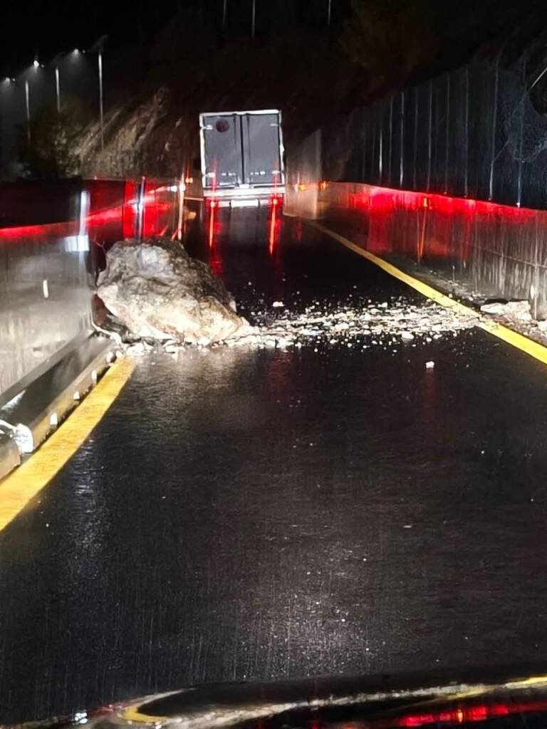 Maratea chiusa nella morsa: masso caduto anche sul bypass della Ss18 - Basilicata