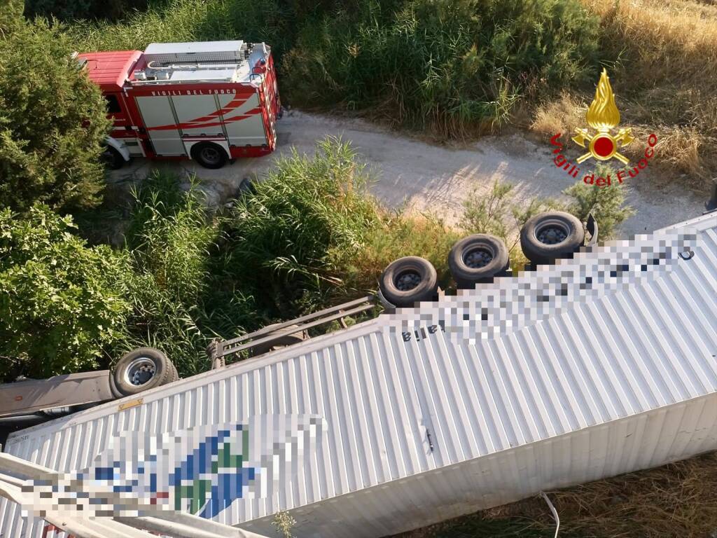 Immagine del post 22677 - Basilicata Tir precipita da cavalcavia sulla Statale 7, morto l’autista - Basilicata