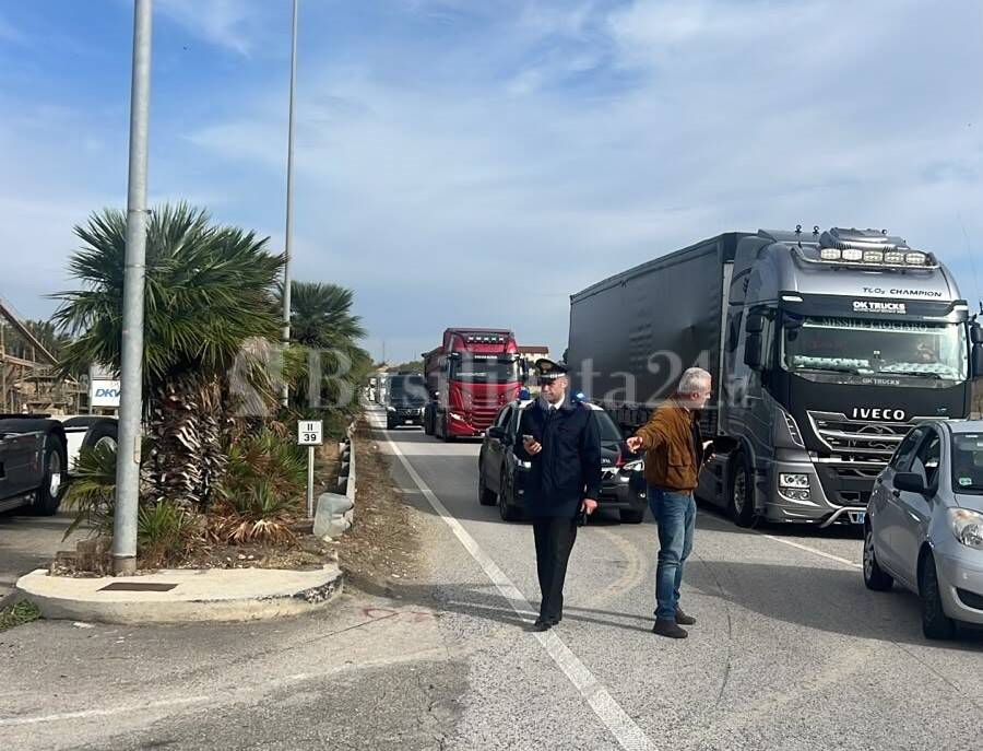 Statale Bradanica, blocco stradale in corso; la protesta di camionisti e agricoltori - Basilicata