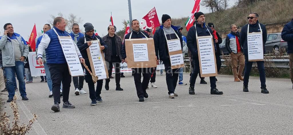 Immagine del post 14886 - Basilicata Sciopero Cgil, Melfi. Gli operai: “Noi siamo uniti, le parrocchie sindacali no” - Basilicata