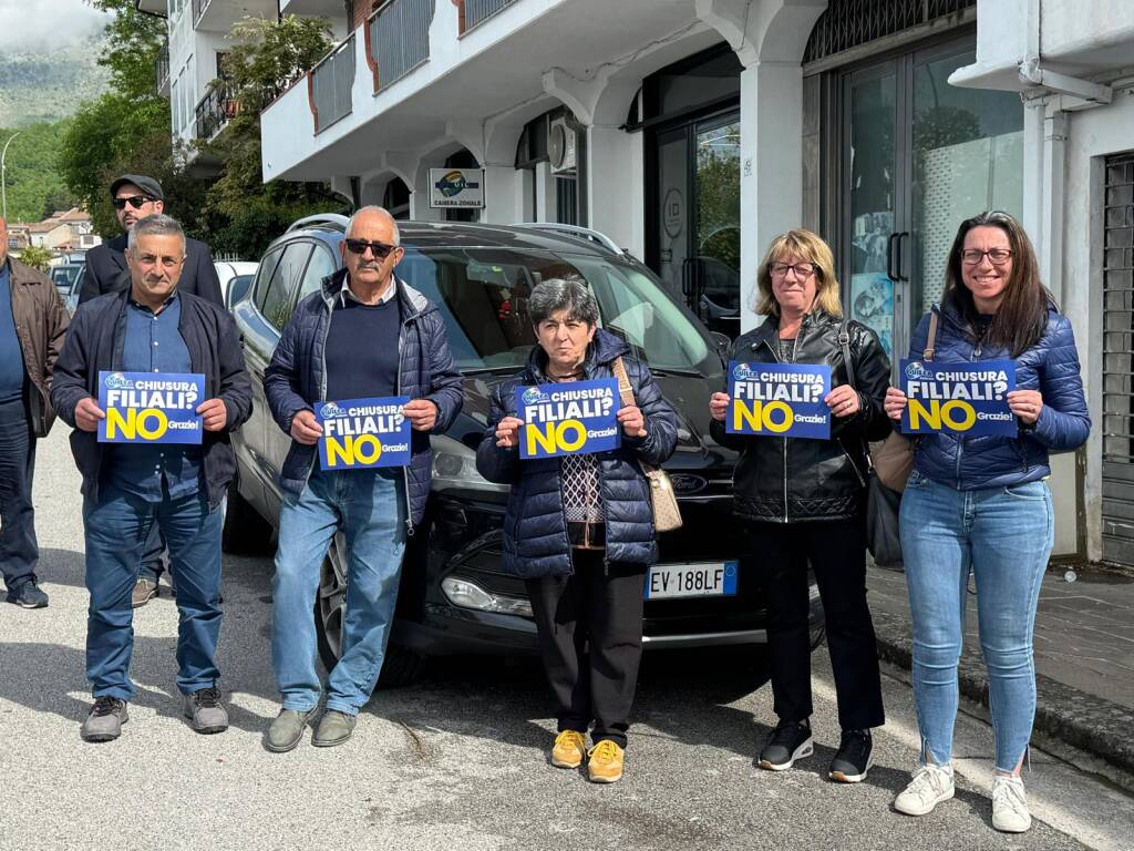 Immagine del post 7183 - Basilicata Chiusura banca a Latronico, sit in dei cittadini: prosegue lo svuotamento delle aree interne - Basilicata