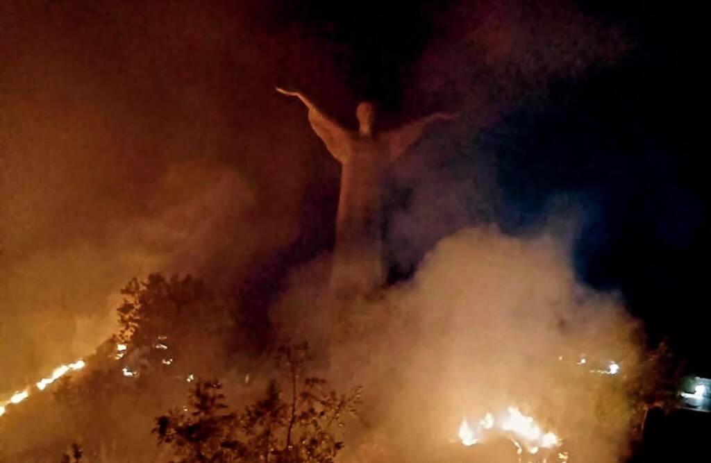 Maratea, vasto incendio lambisce il Cristo Redentore - Basilicata