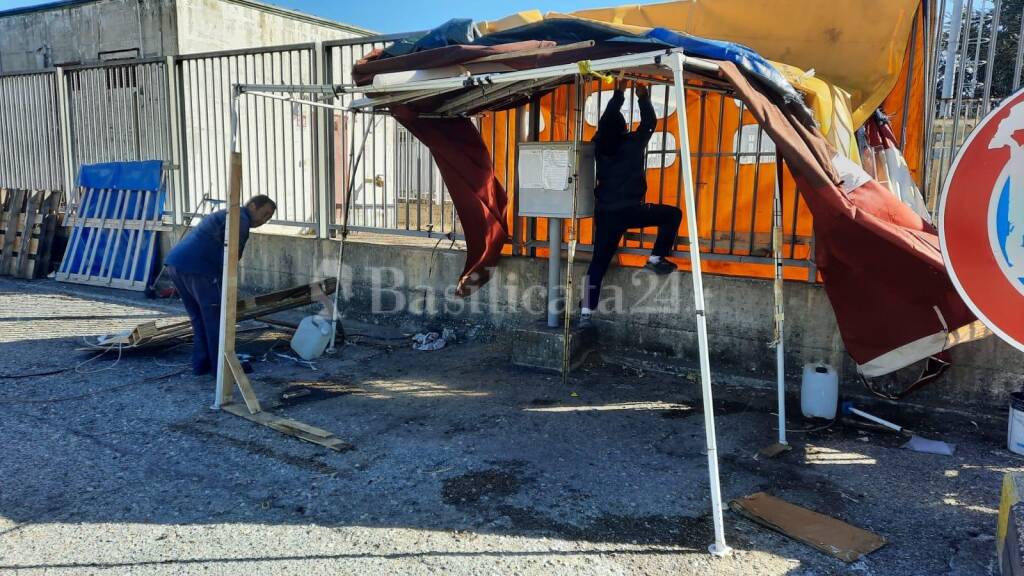 Immagine del post 26065 - Basilicata “Ce l’abbiamo fatta”. Gli operai Pmc (Indotto Stellantis) smontano il presidio - Basilicata