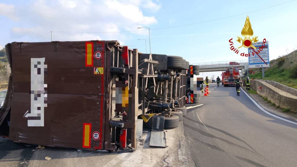 Immagine del post 16051 - Basilicata Matera, autotreno si ribalta: ferito l’autista - Basilicata