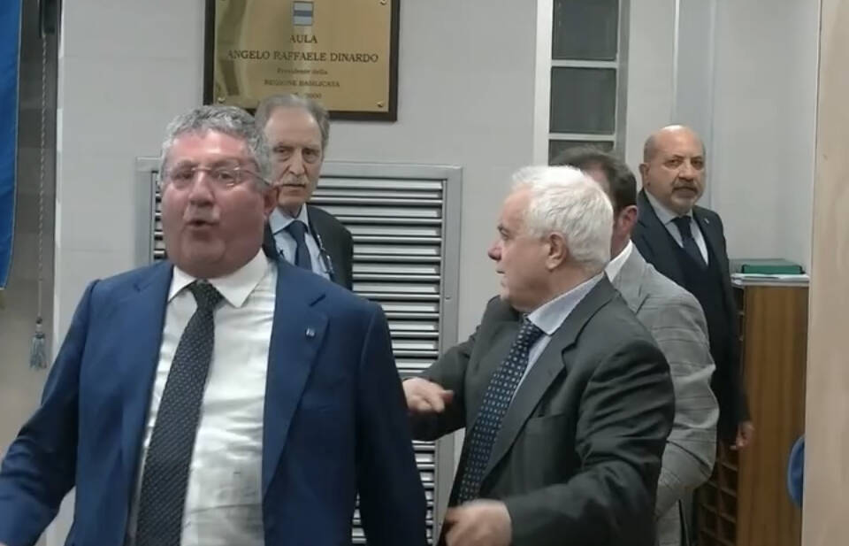 Immagine del post 17281 - Basilicata Scontro in Consiglio regionale: Latronico e Chiorazzo spiegano l’accaduto - Basilicata
