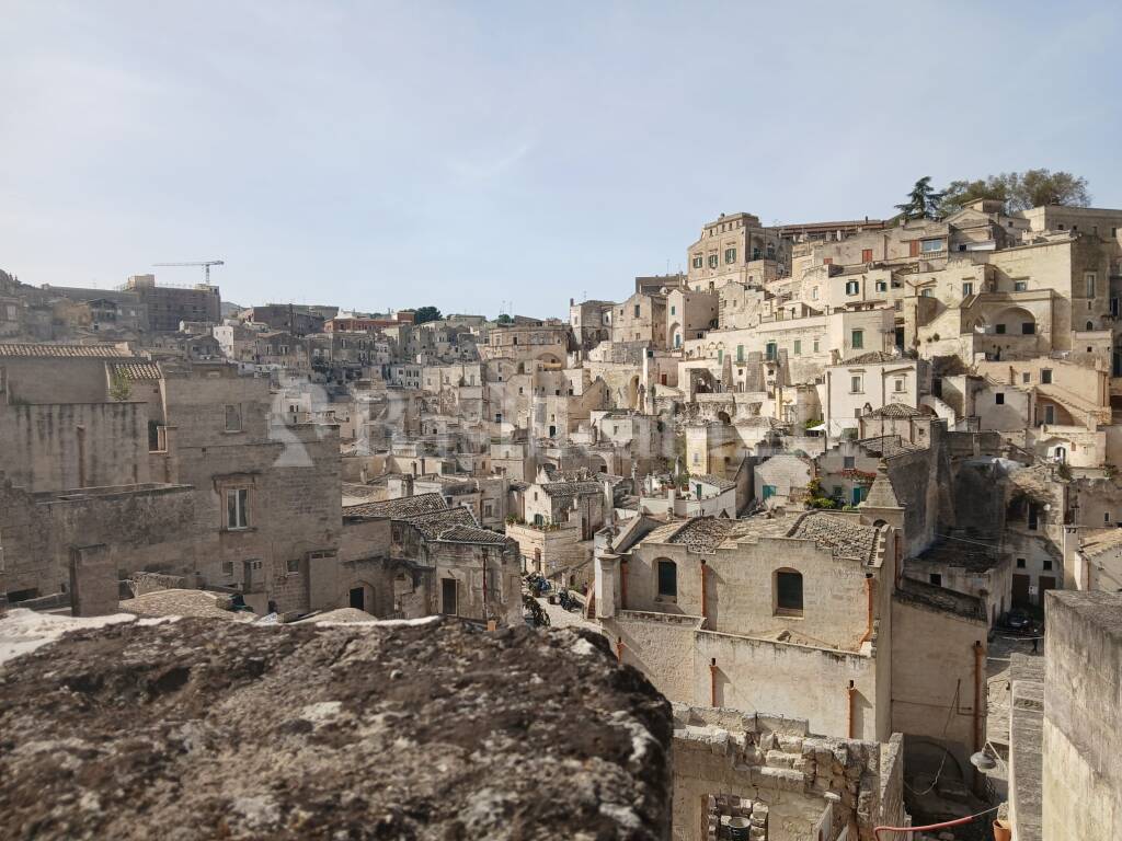 Immagine del post 9688 - Basilicata Matera, l’occupazione selvaggia di spazi pubblici deturpa il centro storico - Basilicata