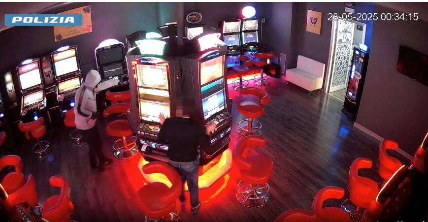 Rapina a mano armata in sala giochi a Potenza, due misure cautelari - Basilicata