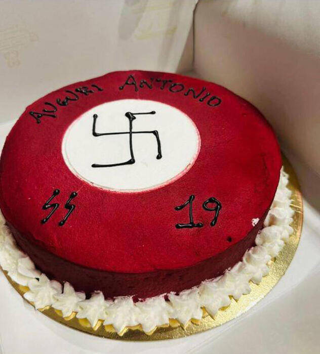 Immagine del post 18385 - Basilicata Torta di compleanno con svastica realizzata da una pasticceria di Matera - Basilicata