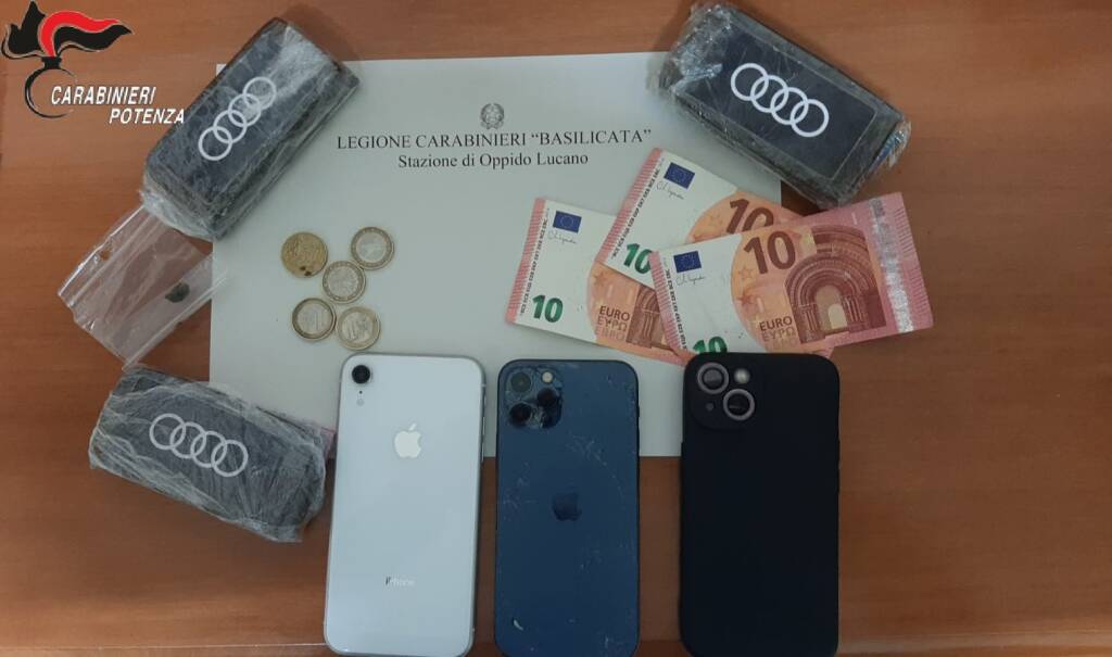 Oppido Lucano, tentano la fuga con tre panetti di hashish: due giovani arrestati - Basilicata