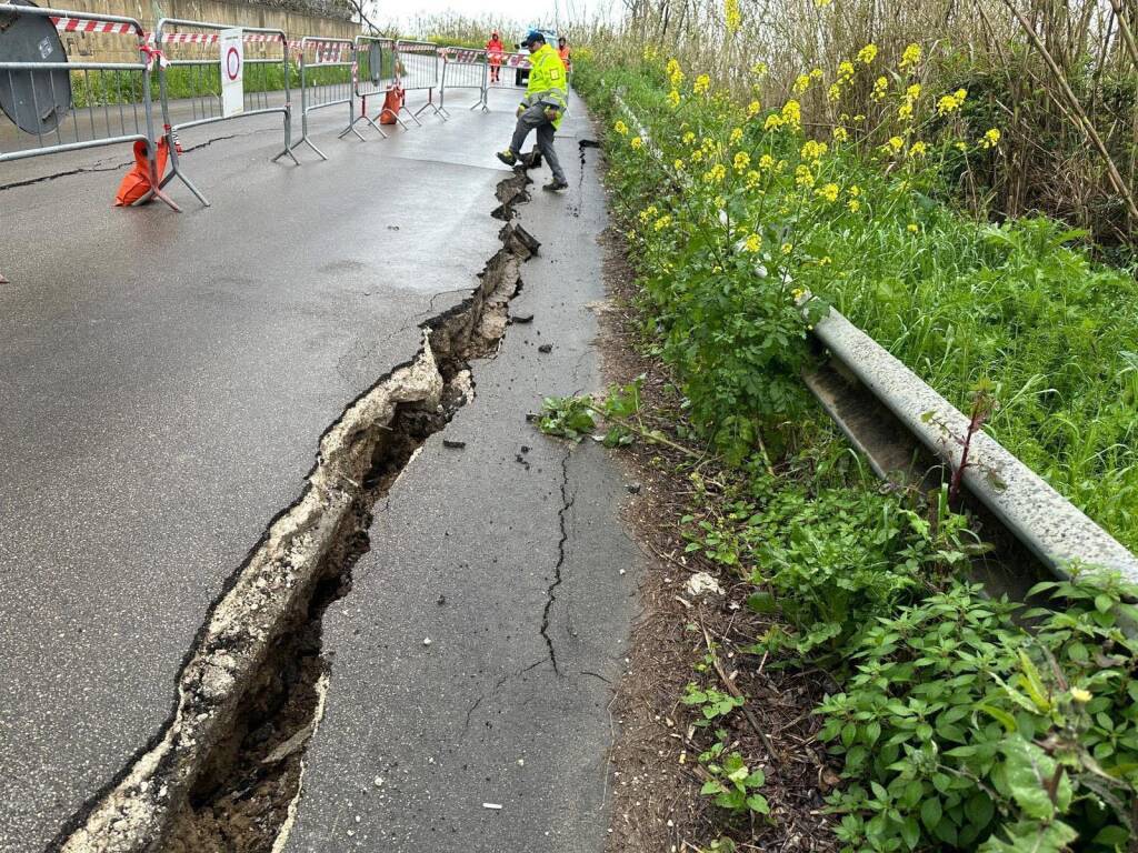 Immagine del post 20908 - Basilicata Frana tra Forenza e Venosa, gravi disagi per i cittadini - Basilicata