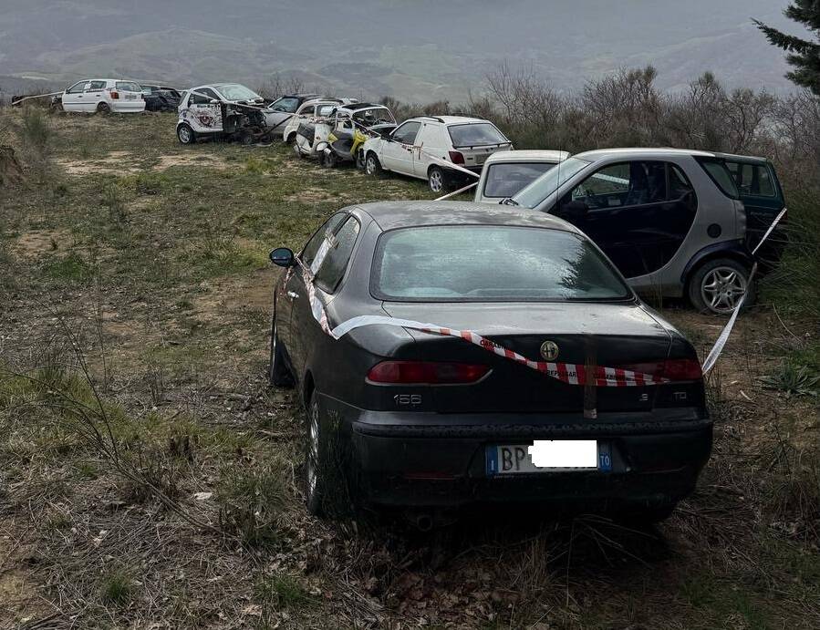 Immagine del post 4258 - Basilicata Accettura, i Carabinieri forestali scoprono discarica abusiva di veicoli - Basilicata