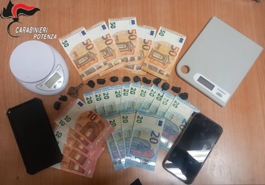 Potenza, cocaina nel water: I carabinieri arrestano una coppia di origini dominicane - Basilicata
