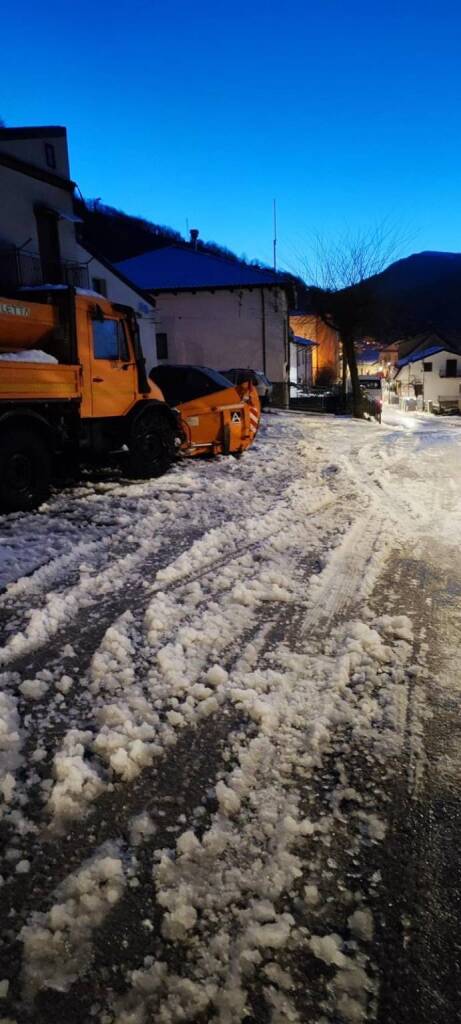 Terranova di Pollino: pullman bloccati dal ghiaccio nel parcheggio comunale, studenti e pendolari di nuovo a piedi - Basilicata