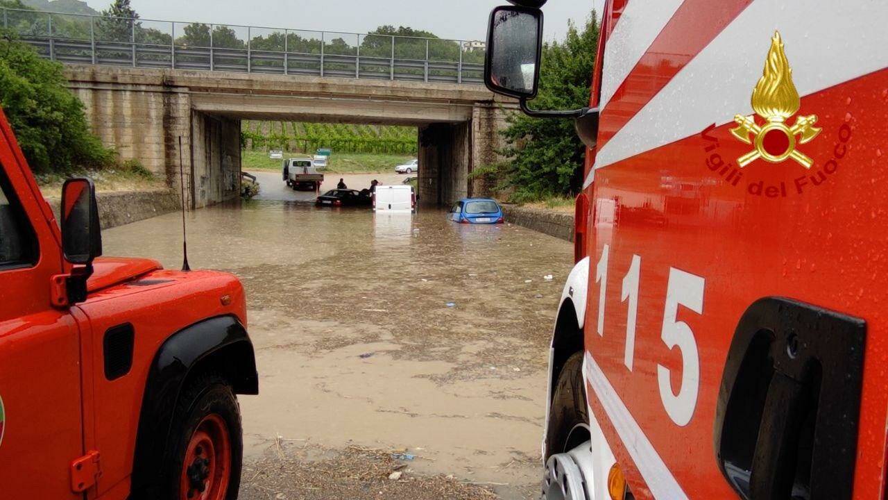 Immagine del post 15299 - Basilicata Maltempo in provincia di Matera: automobilisti bloccati nel fango e detriti, soccorsi dai Vigili del Fuoco - Basilicata