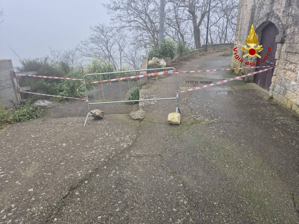 Immagine del post 4640 - Basilicata Crolla terreno roccioso, a Montescaglioso evacuate cinque famiglie - Basilicata