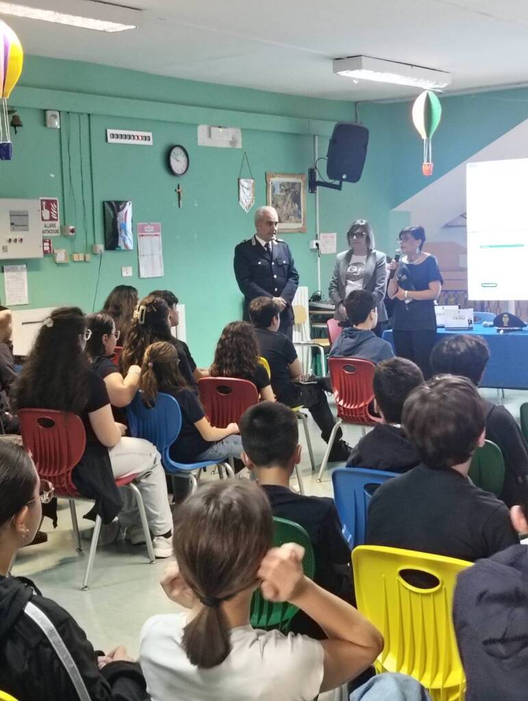 Immagine del post 20905 - Basilicata Giornata Internazionale dei minori scomparsi, la Polizia di Stato incontra gli studenti dell’IC Torraca – La Vista - Basilicata