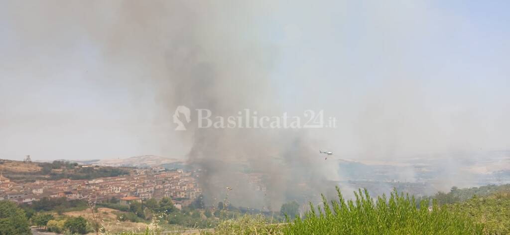 Incendio a Barile, a lavoro i vigili del fuoco - Basilicata