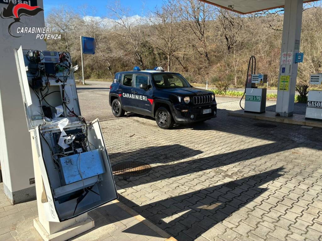 Immagine del post 16429 - Basilicata Assalto a distributore di carburanti, ladri messi in fuga dai carabinieri nel Potentino - Basilicata
