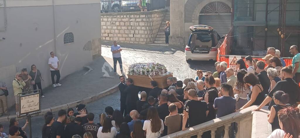 Immagine del post 22131 - Basilicata “Ciao Marianna”: l’addio di Rionero alla giovane mamma - Basilicata