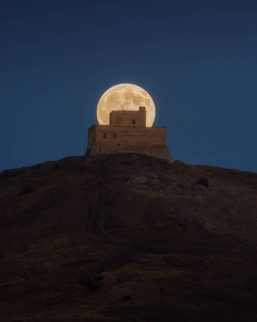 Immagine del post 25379 - Basilicata La luna veglia sul castello di Monteserico: la meraviglia di una foto - Basilicata