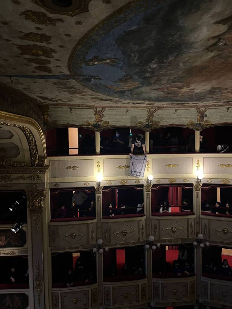 Giorno della Memoria, espone una kefiah durante le celebrazioni a Potenza: studente allontanato dalla Digos - Basilicata