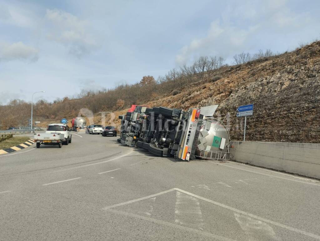 Autocisterna si ribalta a Villa D’Agri - Basilicata