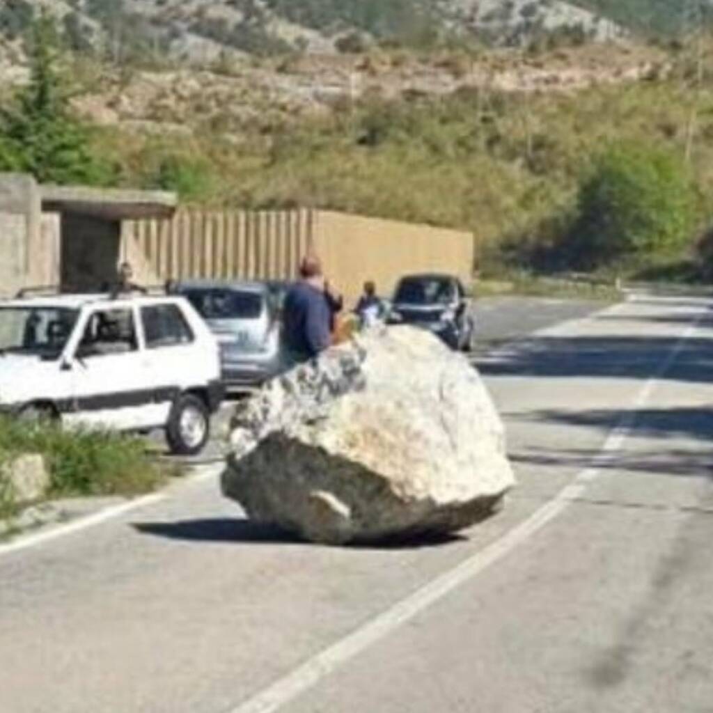 Immagine del post 25427 - Basilicata Grosso masso sulla Provinciale 3 tra Maratea e Trecchina: strada chiusa - Basilicata