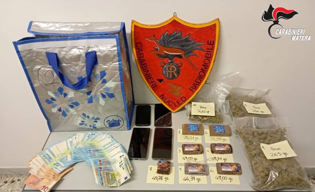 Immagine del post 26584 - Basilicata Folle corsa nella notte e carico di droga lanciato dal finestrino: i carabinieri arrestano i due fuggitivi - Basilicata
