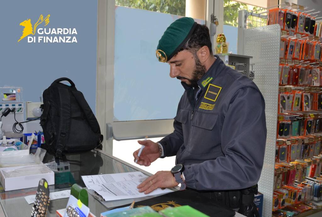 GdF Matera: sequestro amministrativo di oltre 1.000 sorgenti luminose a LED - Basilicata