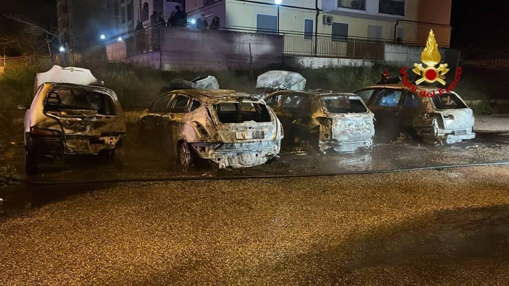 Lavello, quattro auto a fuoco nella notte - Basilicata