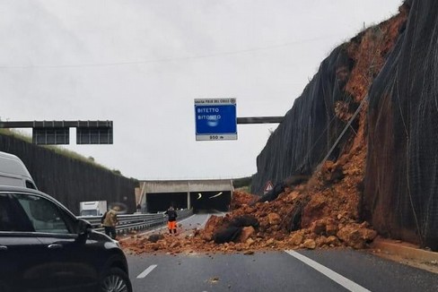 Immagine del post 19017 - Gravina in Puglia Dopo la frana, statale 96 riaperta su una corsia - Gravina in Puglia