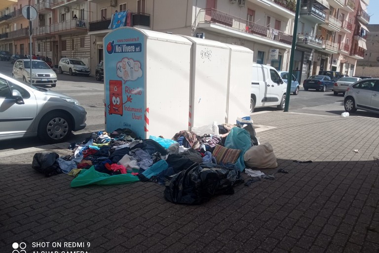 Immagine del post 11242 - Gravina in Puglia Raccolta indumenti, immagini indecorose in via Maiorana - Gravina in Puglia